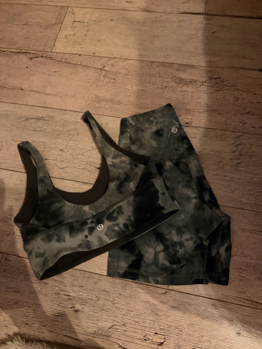 Lululemon Tie-Dye green set 
REVERSIBLE BRA